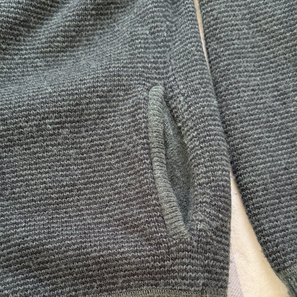L.L. Bean Men's Dark Navy and Hunter Green Merino Wool Sweater - Picture 5 of 13